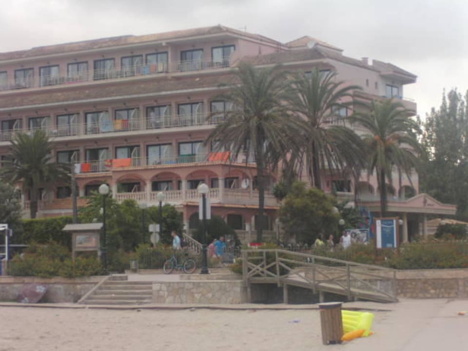 Die Aussicht vom Strand zum Hotel R2 Lago Playa Park