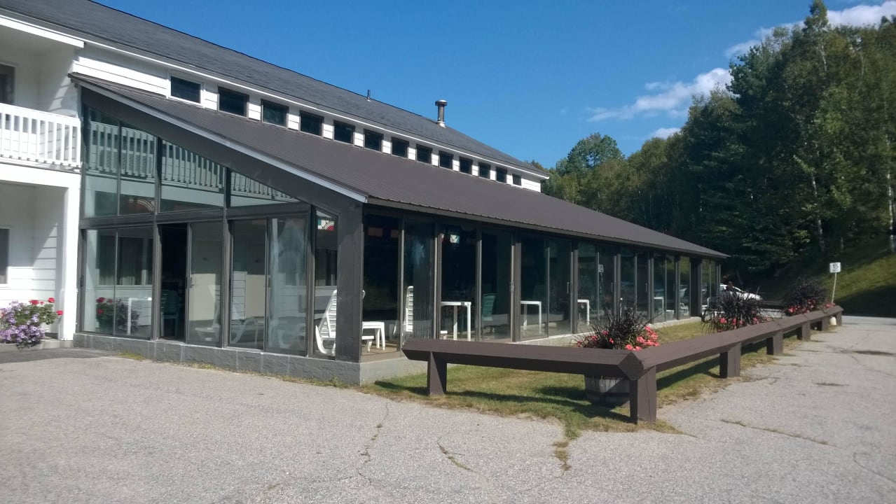 Blick auf den Pool (von außen) Town & Country Inn & Resort Gorham