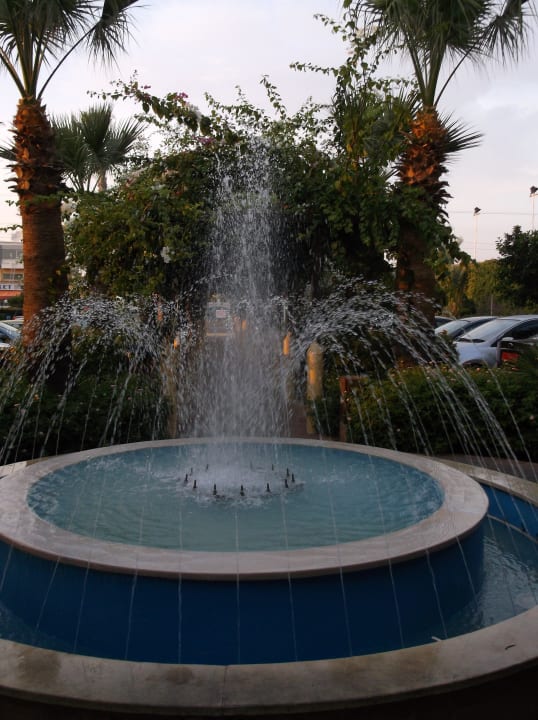 Brunnen vorm Eingang Lordos Beach Hotel & Spa