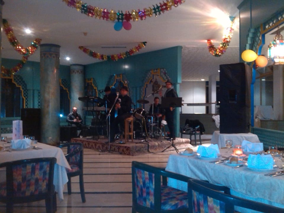 Bandprobe vor Silvester Hotel Amir Palace