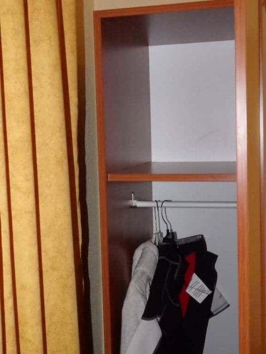 Jedyna szafa na dwie osoby, brak słów Hotel Adria