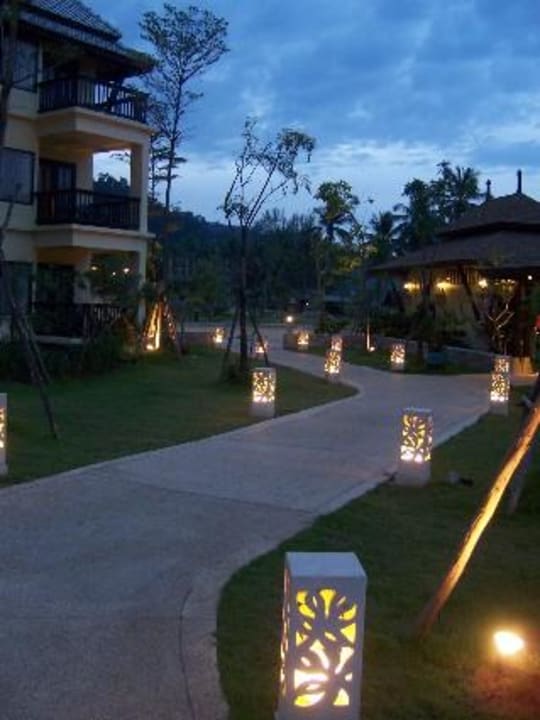 Wunderschöne Lichter auf den Wegen Seaview Khao Lak Resort