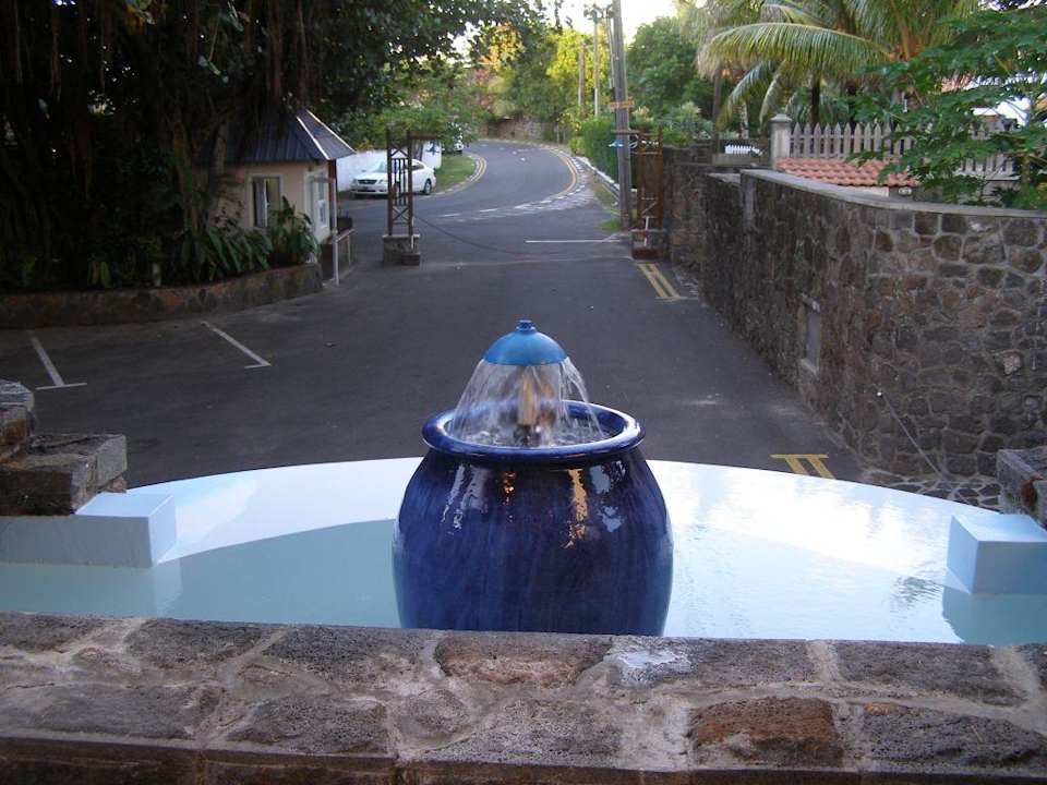 Wasserspiel am Hoteleingang Le Peninsula Bay Beach Resort & Spa