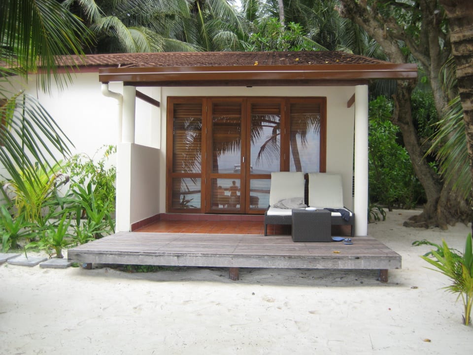 Deluve Beach Villa vom Strand aus gesehen Kuramathi Maldives