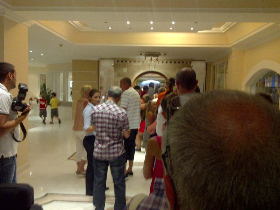 Schlange vor dem Restauranteingang Mitsis Rodos Village