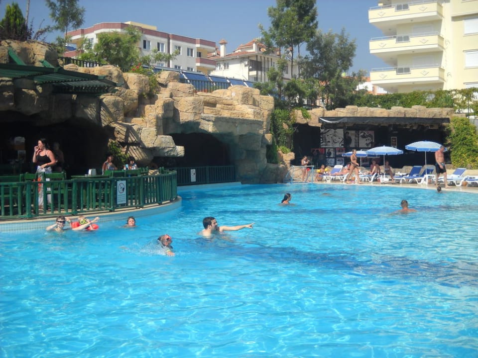 Бассеин, сцена, кусочек бара Timo Deluxe Resort