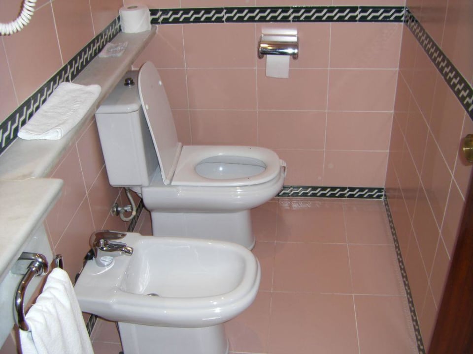 Hotelzimmer - Bad - Blick auf Toilette Hipotels Playa la Barrosa