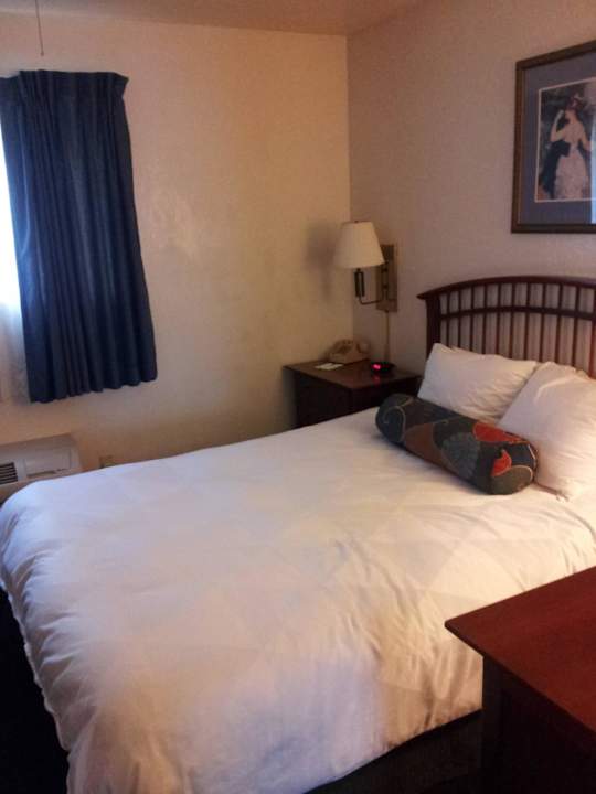 Schlafzimmer mit kleinem Bett Hotel Coral Reef Inn & Suites
