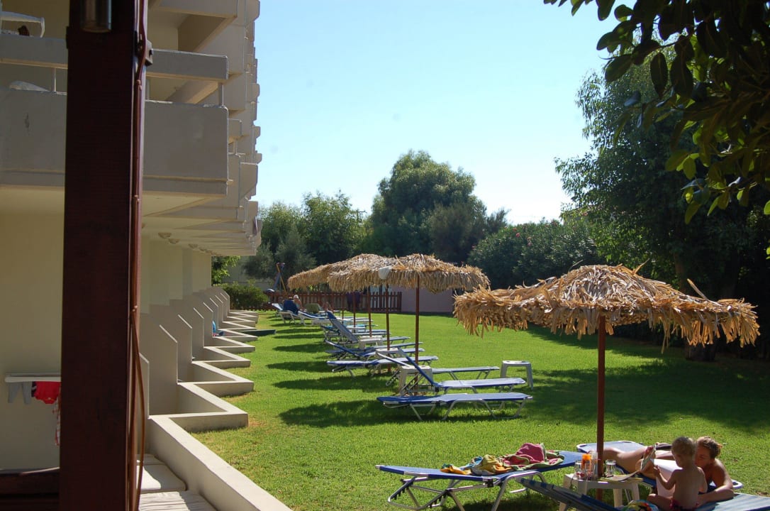 Hinter dem Hotel Delfinia Resort