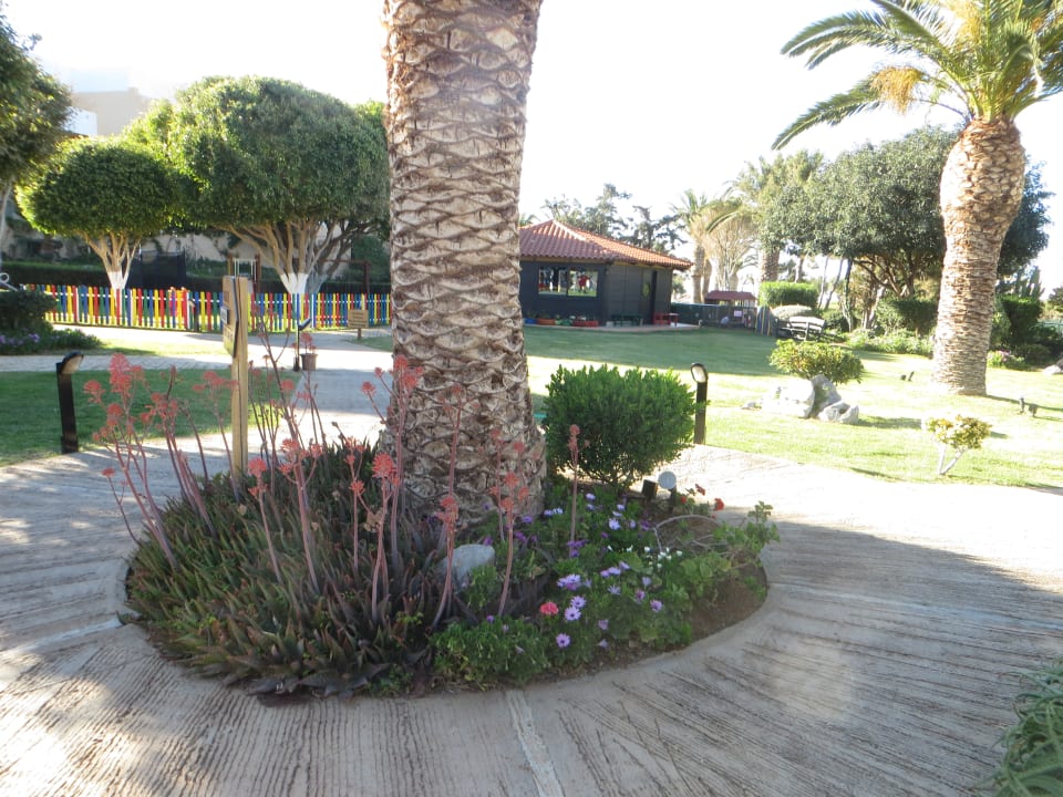 Ein Rundgang in der Gartenanlage Anissa Beach & Village