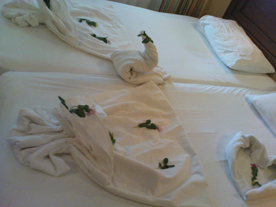 Arrangierte Handtücher auf Bett Green Paradise Beach Hotel