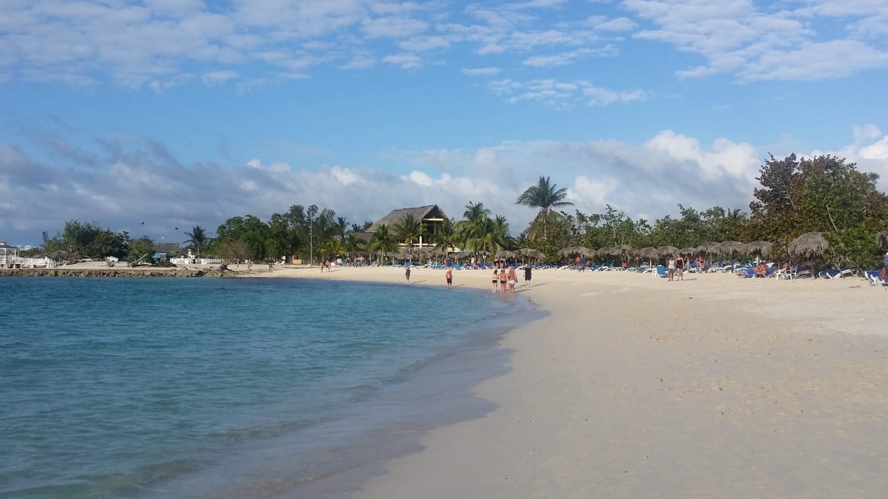 Blick vom Hotelstrand zum Nachbarhotel. Hotel Playa Pesquero