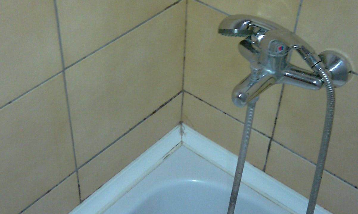 Schimmel an den Fliesen der Dusche Prestige Alanya