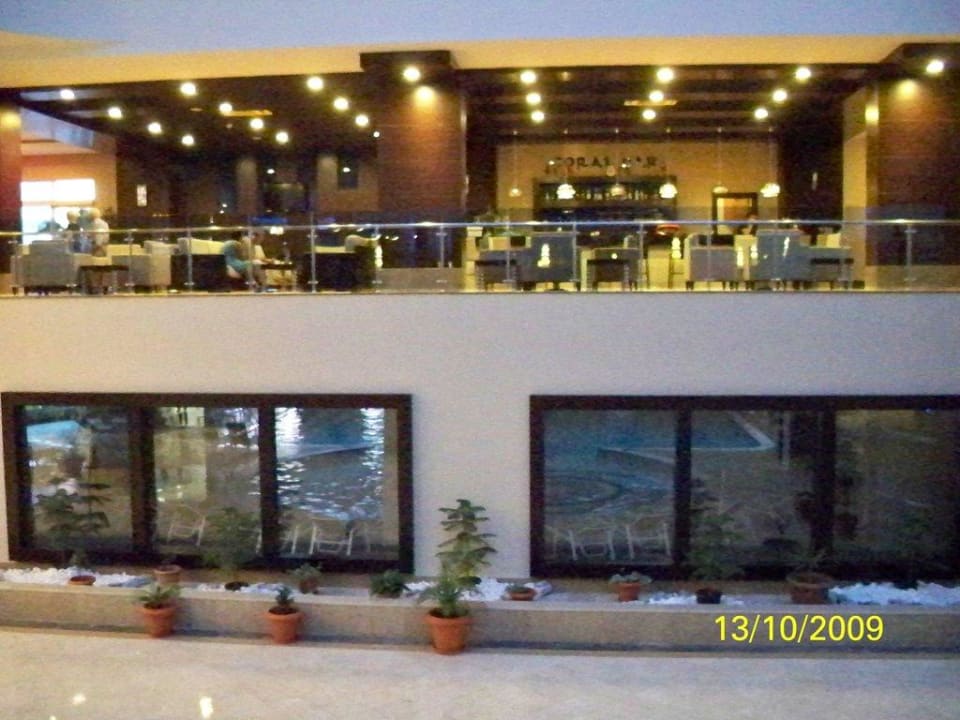 Die Lobbybar und Hallenbad darunter Seaden Sea World Resort & Spa