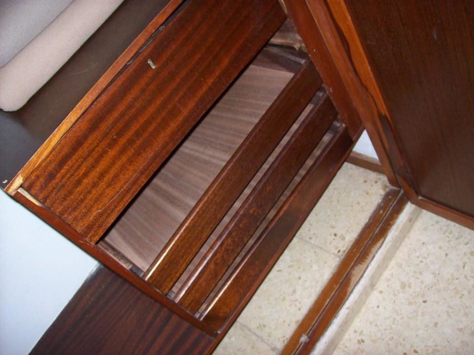 Schrank  Corona Roja
