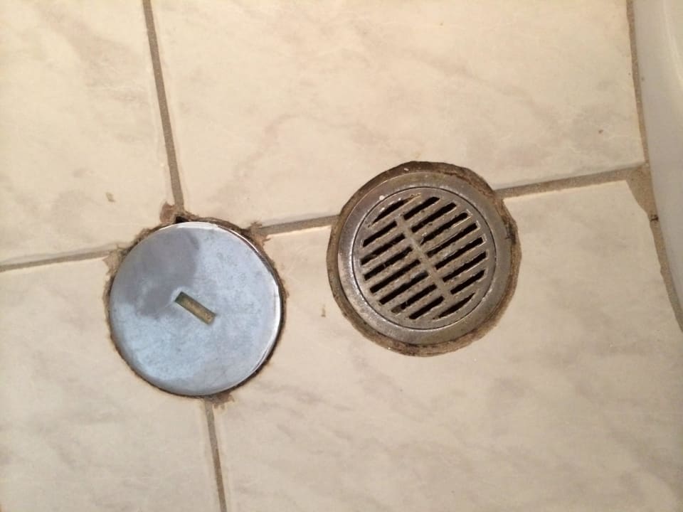 Abfluss im Badboden neben Toilette Phãea Cretan Malia