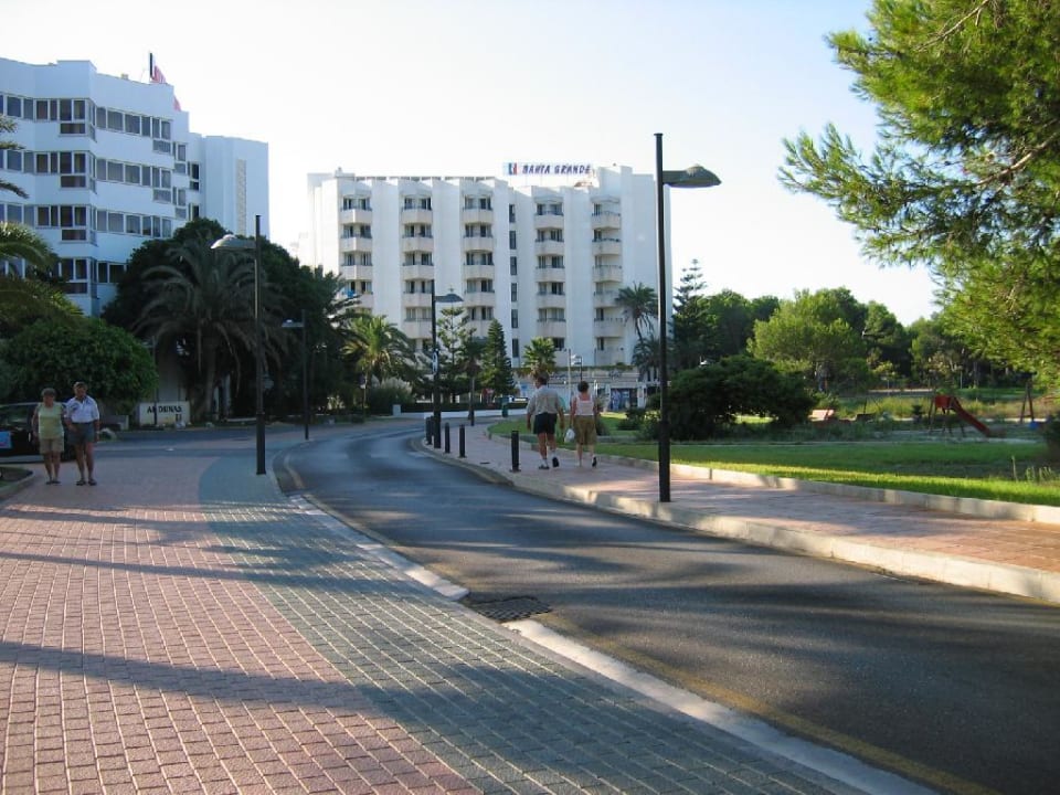 Blick auf das Hotel von der Straße Hipotels Bahia Grande