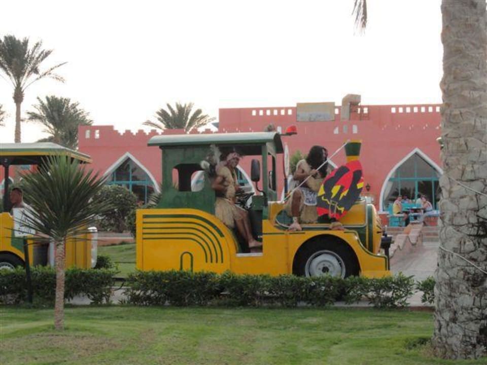 Animationsteam auf dem Tuck Tuck Rixos Sharm El Sheikh Adults Only 18 +