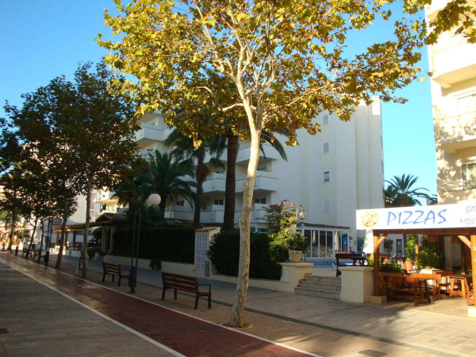 Blick von der Promenade zum Hotel Cabot Cap de Mar