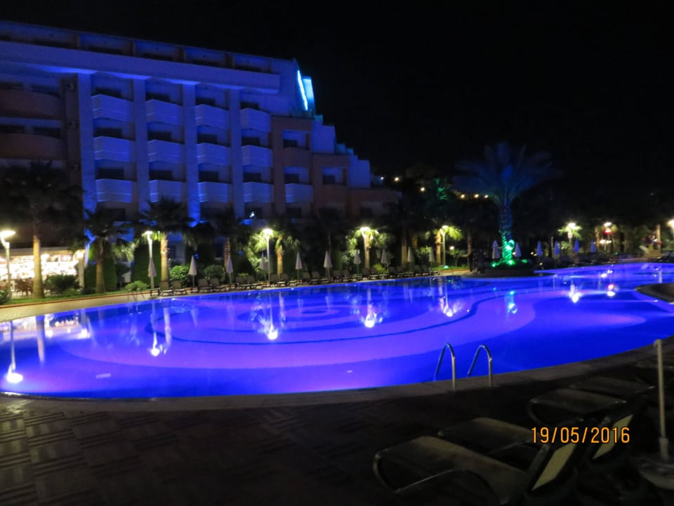 Pool am Abend My Home Resort