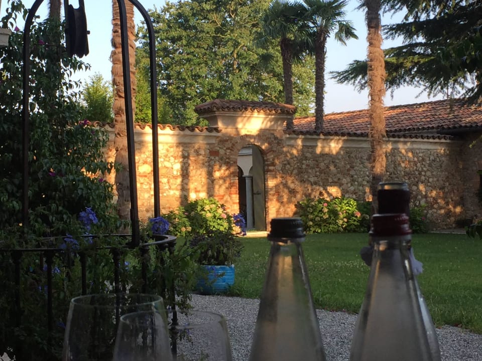 Blick vom Tisch in den Innenhof Agriturismo L'Unicorno