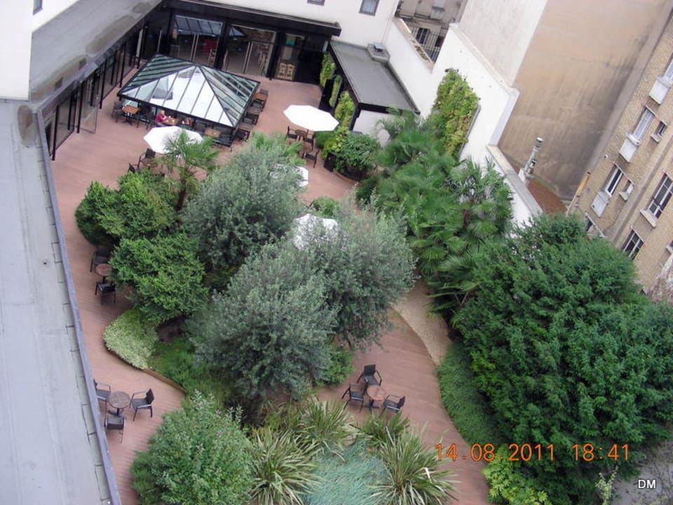 Innenhof mit Glaskuppel vom Pool Hotel Oceania Paris Porte de Versailles