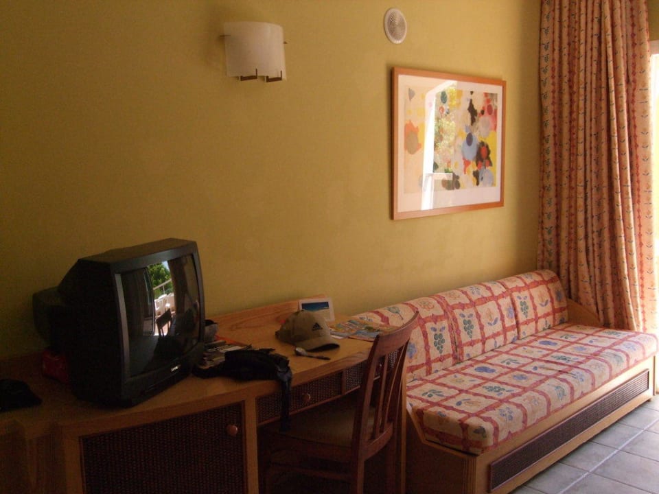 Zimmer mit Sofa und TV AluaVillage Fuerteventura