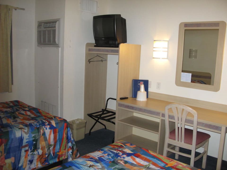 Schreibtisch und TV Motel 6 Page