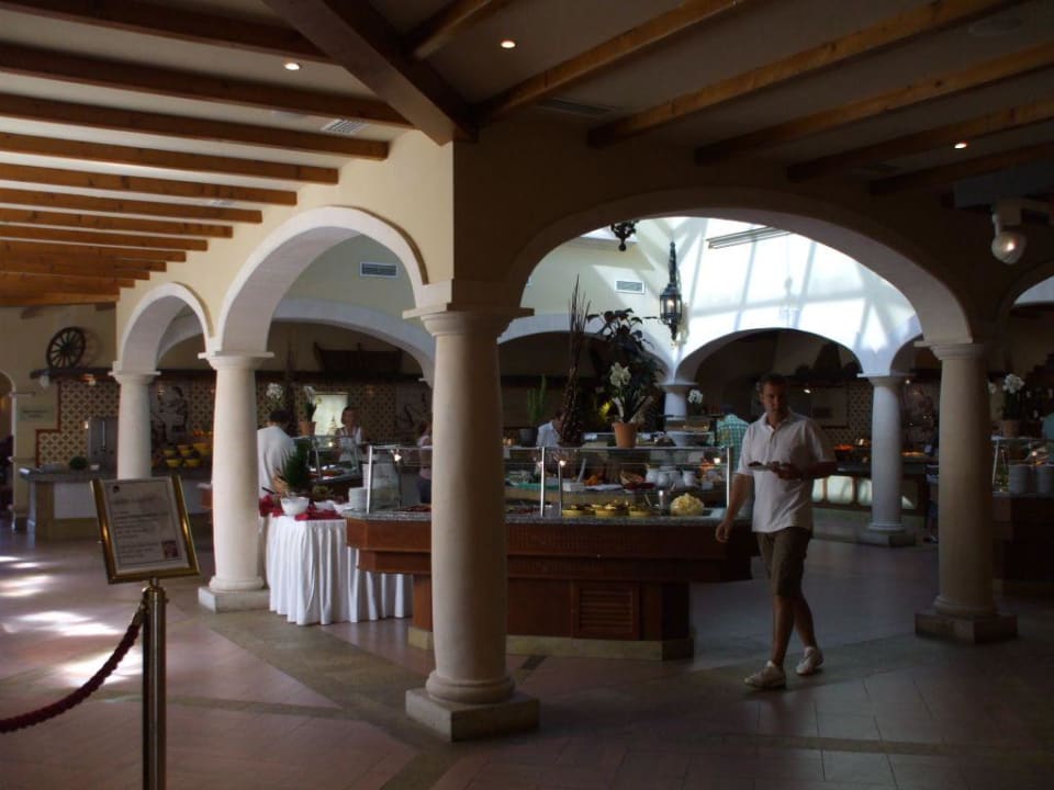 der riessige Buffetbereich im hauptrestaurant ROBINSON CALA SERENA