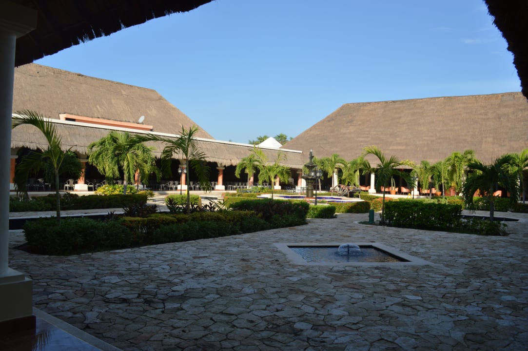 Der Platz zwischen Kantenah und Collonial Grand Palladium Kantenah Resort & Spa