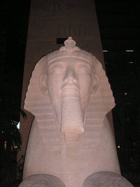 Sphinx am Eingang Hotel Luxor