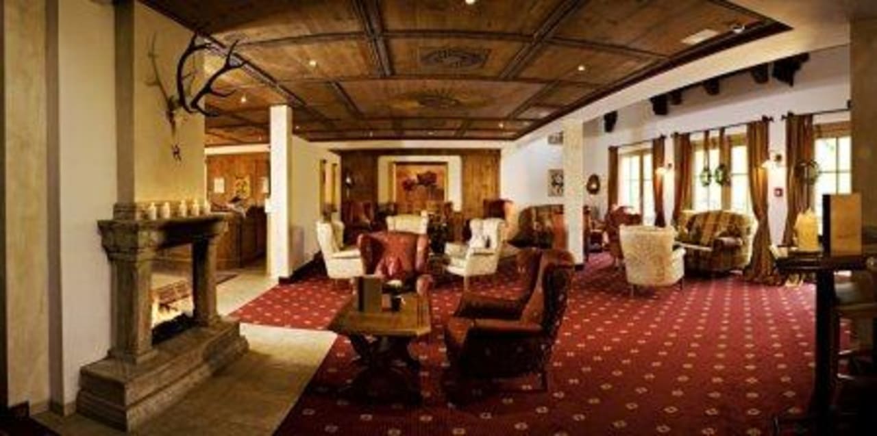Lobby und Barbereich Naturhotel Forsthofgut