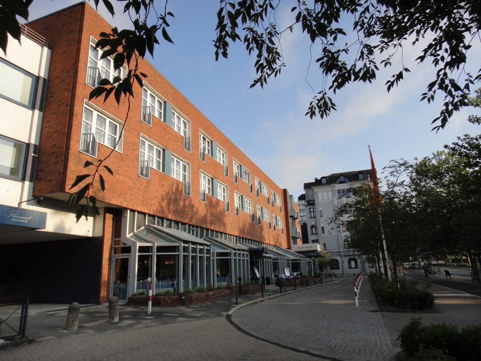 Von der Straße aus Steigenberger Conti Hansa