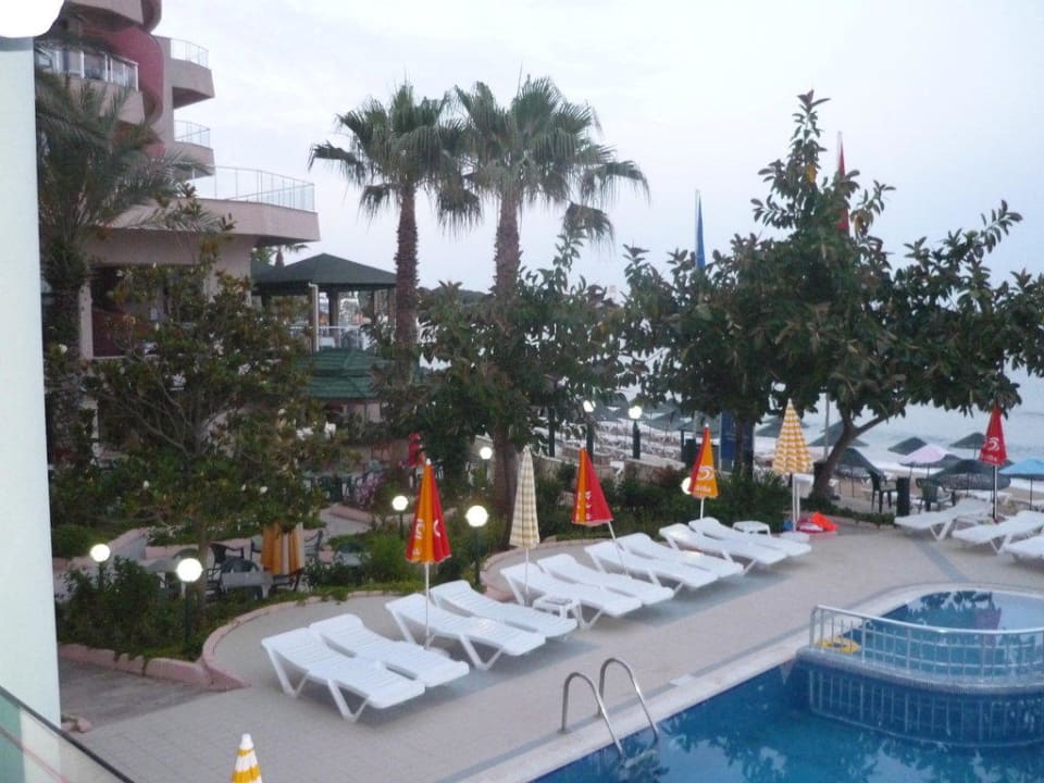 Pool mit Blick zur Pool / Strandbar Aska Hotel Just in Beach