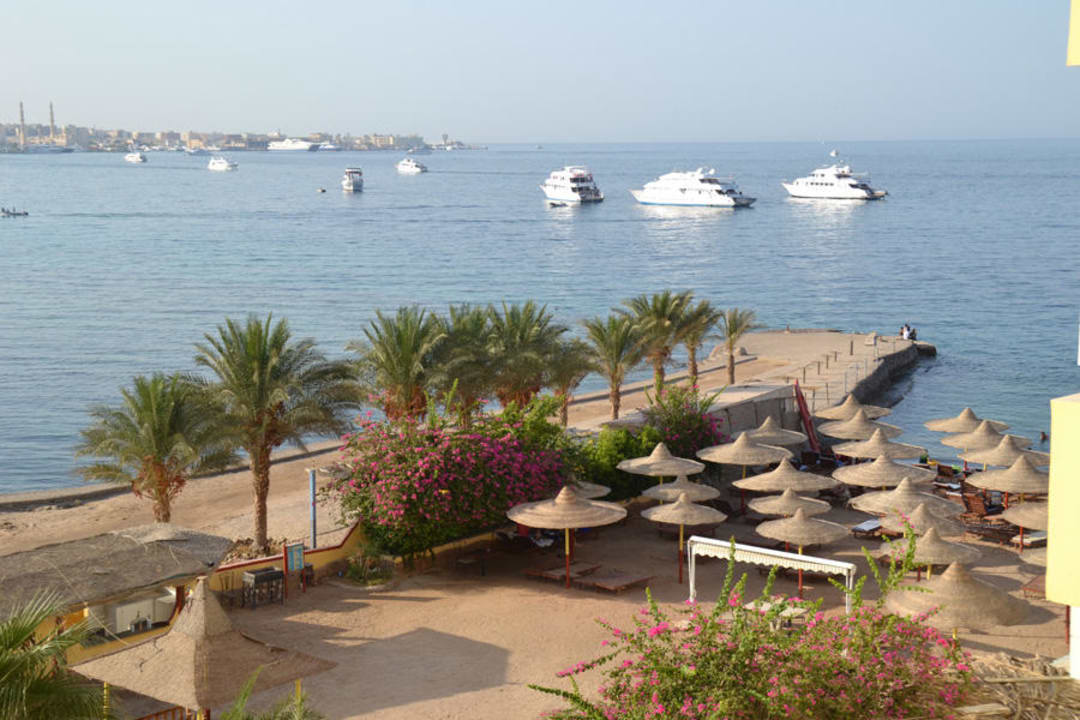 Вид с балкона при выходе из номера SUNRISE Holidays Resort (Adults Only)