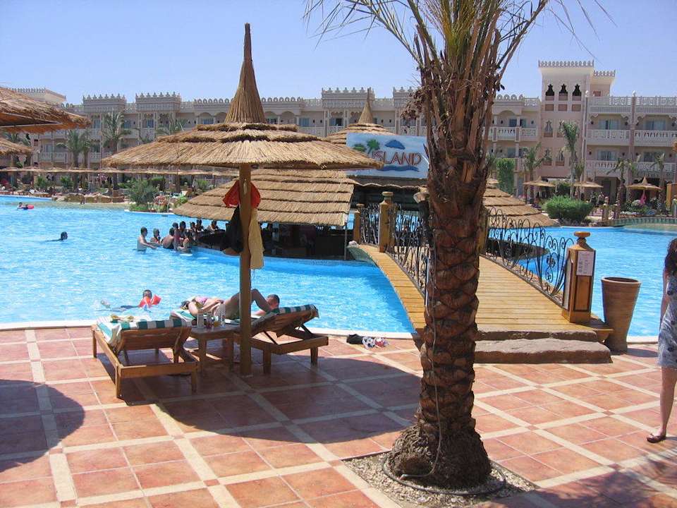 Poolbar und Swimm-Up Bar in einem Pickalbatros Palace Resort