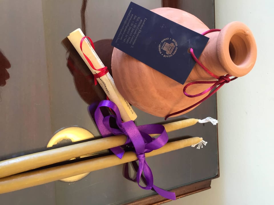 Geschenkt: Krug und Kerzen für die Osterzeremonien Hotel Corfu Palace