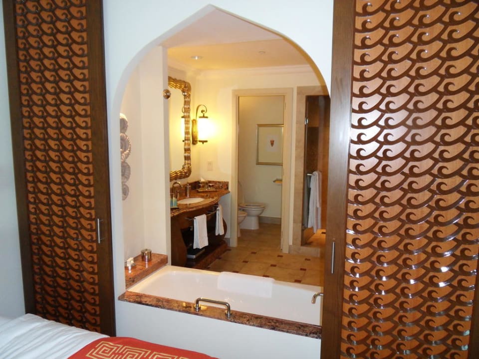 Badezimmer geöffnet zum Zimmer mit Wanne Atlantis, The Palm
