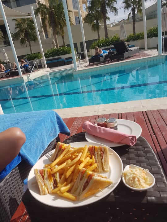 Pool mit Essen Crowne Plaza Hotel Yas Island