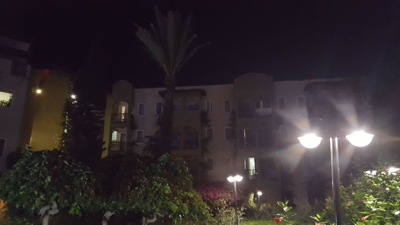 Block A bei Nacht Hotel Gardenia Beach