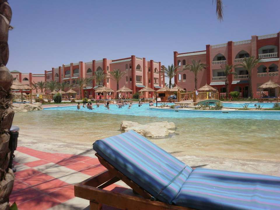 Blick von der Liege über den Pool Pickalbatros Aqua Vista Resort - Hurghada
