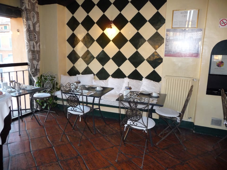 La salle de déjeuner avec vue sur la Fontaine de T Fontana Hotel Rome