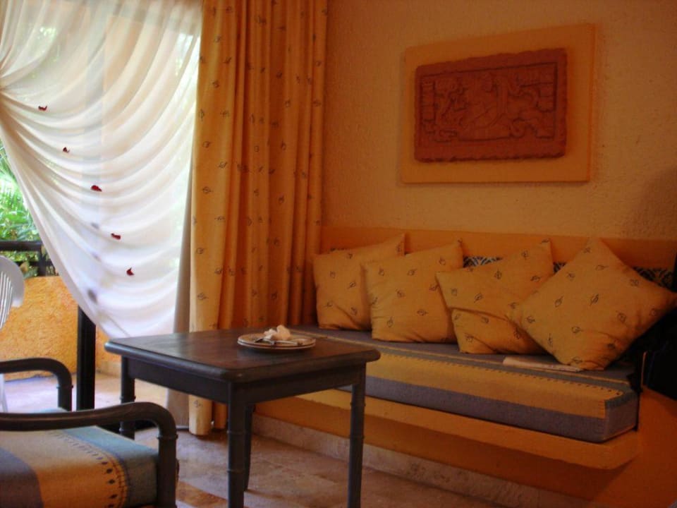 Gemütliche Sitzecke im Standard-Doppelzimmer Iberostar Waves Tucan