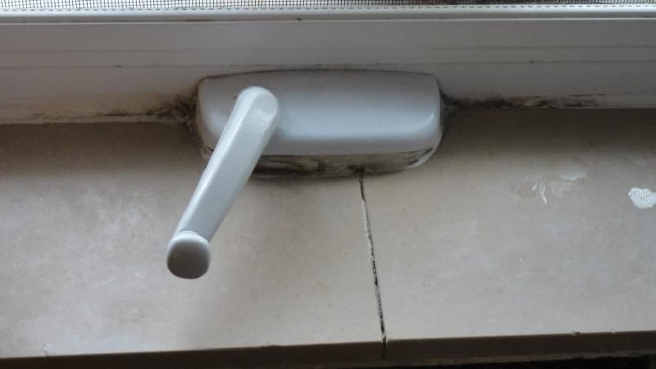 Schimmel und Schmutz am Badezimmerfenster Sandals Royal Bahamian