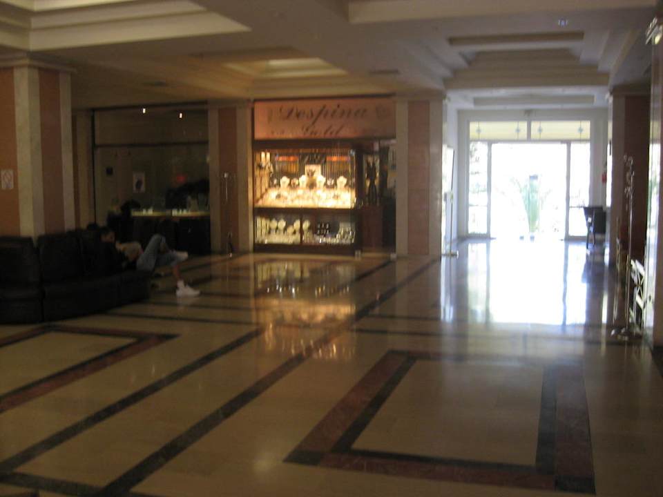 Hotellobby mit Schmuckgeschäft Hotel Kalithea Mare Palace