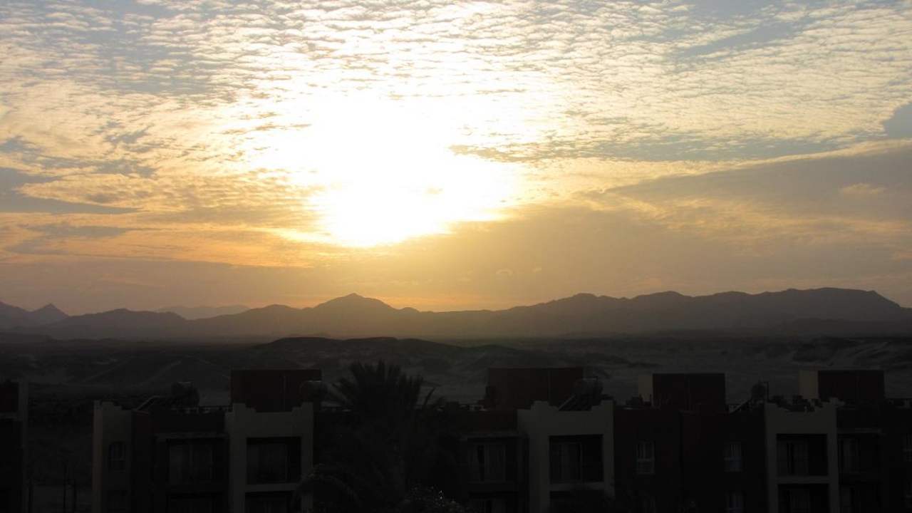 Výhled ze střechy na hory a západ SUNRISE Cardina Resort
