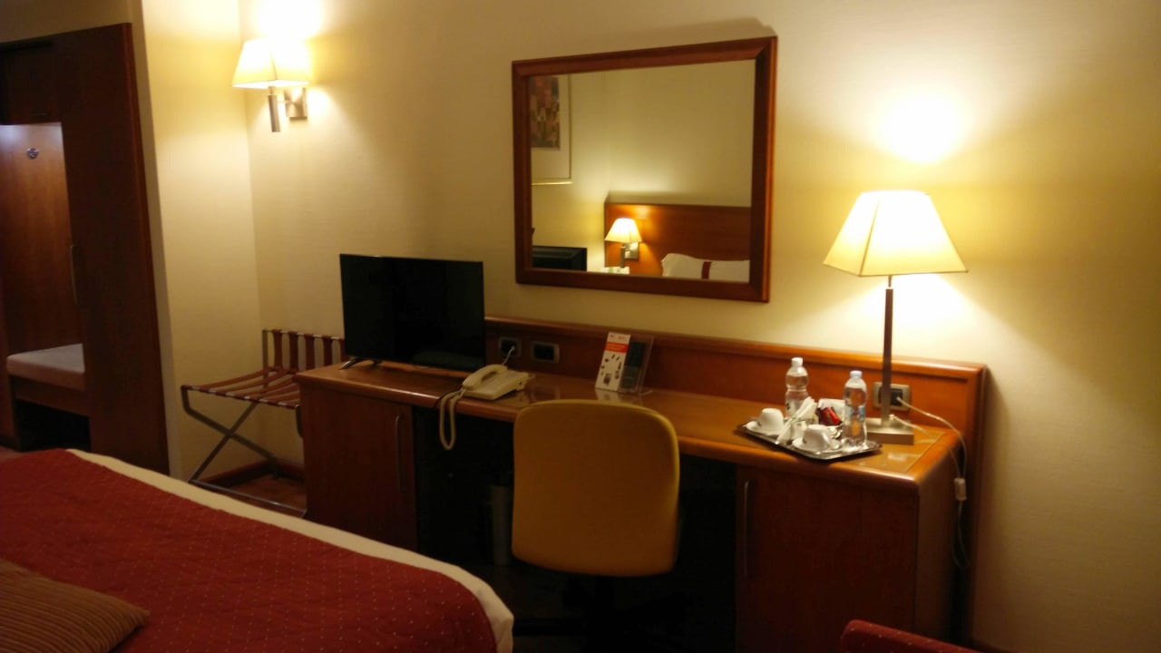 Biurko TV Hotel Holiday Inn Cagliari