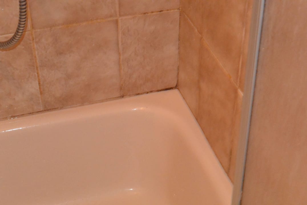 Schimmelspuren in den Fugen Hotel Bergland-Hof