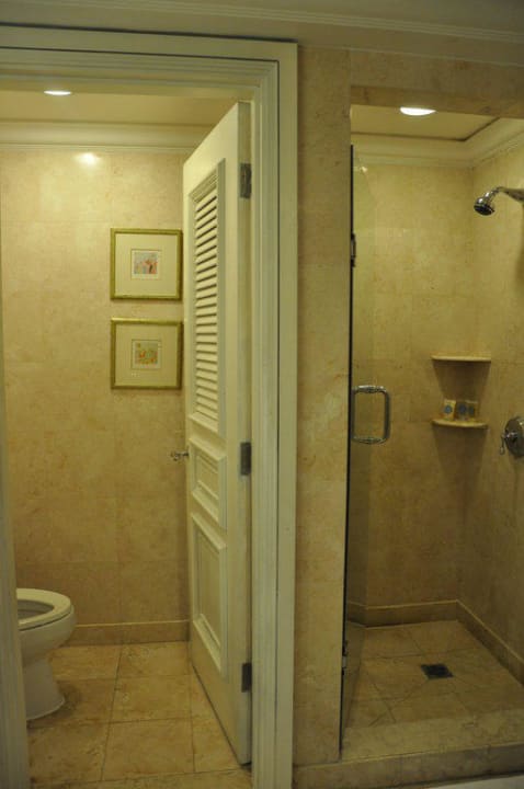Die getrennte Dusche und Toilette im Bad AYANA Resort Bali