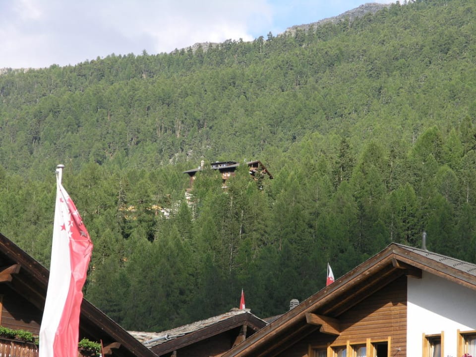 Das Hotel vom Dorfplatz aus gesehen Hotel Zum See